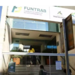 Mulher é levada para a delegacia após queimar marido com ferro de passar roupas em MS