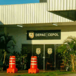 Descontrolado, homem agride a própria avó com cadeira, quebra tornozeleira eletrônica e vai preso
