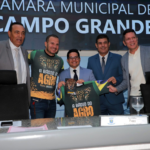Árvore de grande porte cai na Orla Morena e interdita trecho em Campo Grande