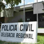 Caminhão com casal de idosos tomba após carreta forçar ultrapassagem na BR-262