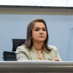 ‘Ela estava com o chip da besta’, diz no júri mãe que matou bebê afogada em Campo Grande 