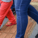 Mulher tenta agredir policiais com chutes após perseguição e prisão em MS