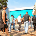 Bêbado, homem é preso após bater carro em poste e atirar contra o veículo