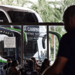 Sem porta e com pneu furado, carro é abandonado em canteiro central da Afonso Pena em Campo Grande