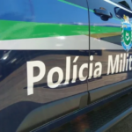 Condutora perde controle de carro e invade terreno em capotagem