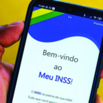 Flávio Bolsonaro usa seringa gigante em ato político e fala em ‘vacina contra o PT’
